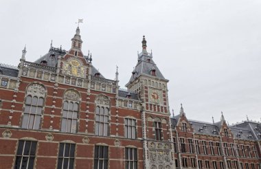Hollanda, amsterdam merkez tren istasyonu cephe görünümünü
