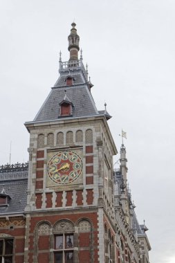 Hollanda, amsterdam merkez tren istasyonu cephe görünümünü