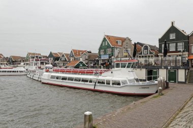 Hollanda, Volendam (Amsterdam); 9 Ekim 2011, liman ve köyün panoramik görünümü - Editörden