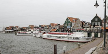 Hollanda, Volendam (Amsterdam); 9 Ekim 2011, liman ve köyün panoramik görünümü - Editörden