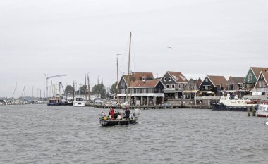 Hollanda, Volendam (Amsterdam); 9 Ekim 2011, liman ve köyün panoramik görünümü - Editörden