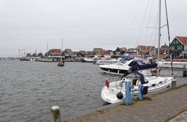 Hollanda, Volendam (Amsterdam); 9 Ekim 2011, liman ve köyün panoramik görünümü - Editörden