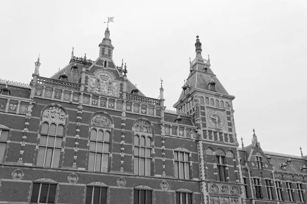 中央铁路车站门面的荷兰 阿姆斯特丹 — 图库照片