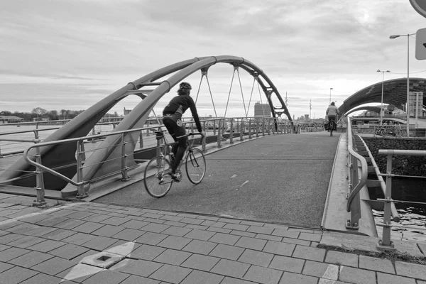 Holland Amsterdam Oktober 2011 Biker Auf Einer Brücke Über Einen — Stockfoto