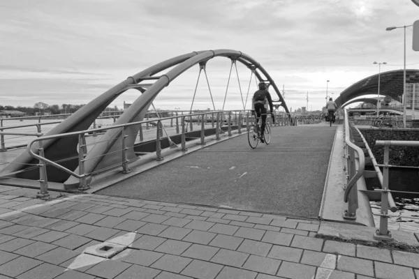 Holland Amsterdam Oktober 2011 Biker Auf Einer Brücke Über Einen — Stockfoto