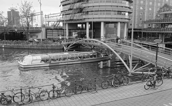 Holland Amsterdam Outubro 2011 Ferryboat Canal Perto Estação Central Editorial — Fotografia de Stock