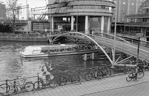 Holland Amsterdam Outubro 2011 Ferryboat Canal Perto Estação Central Editorial — Fotografia de Stock