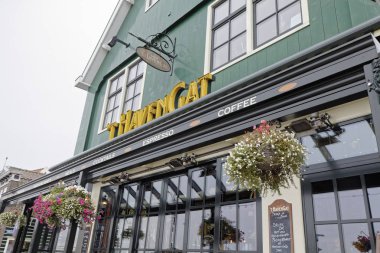 Hollanda, Volendam (Amsterdam); 9 Ekim 2011, şehrin merkezi bir sokakta yerel bir pub cephe - Editörden