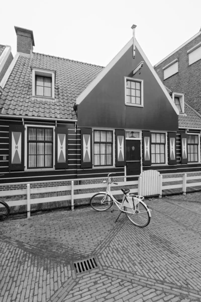 オランダ ボレンダム アムステルダム 2011年10月9日 町の中央通りにある古典的なオランダの古い民家のファサード — ストック写真