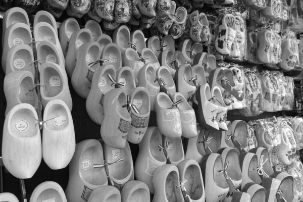 オランダ フォーレンダム アムステルダム 2011 ローカル ストア 社説の販売のための典型的なオランダ木製靴 — ストック写真