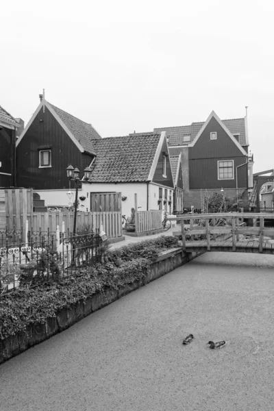 Holanda Vollendam Amsterdam Casas Privadas Holandesas Clásicas Canal Agua —  Fotos de Stock