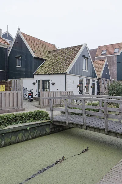 Holanda Vollendam Amsterdam Casas Privadas Holandesas Clásicas Canal Agua —  Fotos de Stock