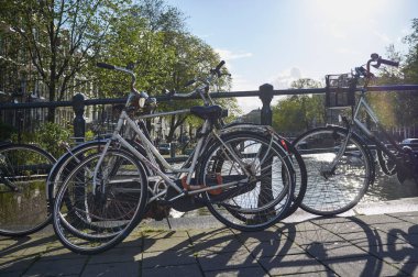 Hollanda, Amsterdam; 9 Ekim 2011, şehir merkezindeki bir köprüye park edilmiş bisikletler - Editörden
