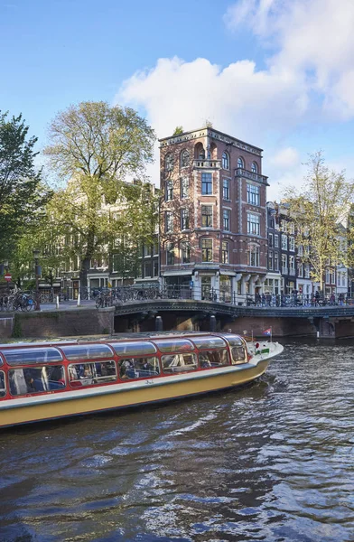 Holland Amsterdam Oktober 2011 Eine Fähre Einem Kanal Der Nähe — Stockfoto