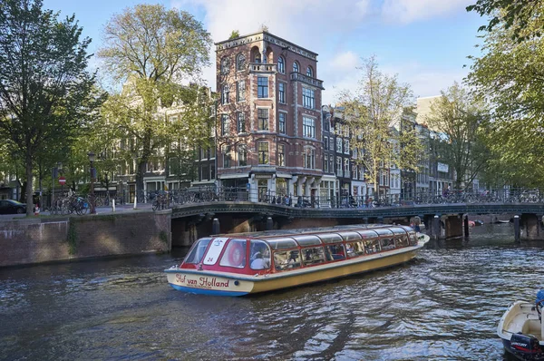 Hollanda Amsterdam Ekim 2011 Merkez Stasyonu Yakınlarındaki Bir Kanalda Bir — Stok fotoğraf