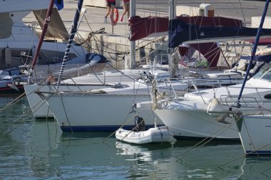 taly, Sicilya, Akdeniz, Marina di Ragusa (Ragusa Eyaleti); 19 Ağustos 2019' da limanda insanlar ve lüks yatlar - Editörden