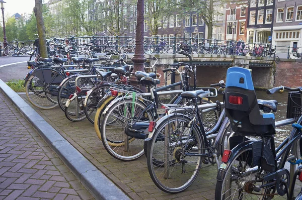 Hollande Amsterdam Octobre 2011 Vélos Stationnés Sur Pont Centre Ville — Photo