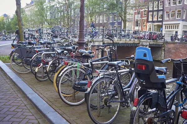 Holland Amsterdam October 2011 Bikes Parked Bridge Downtown Editorial — Stock Photo, Image