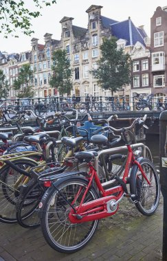 Hollanda, Amsterdam; 9 Ekim 2011, şehir merkezindeki bir su kanalı nın üzerindeki köprüye park edilmiş bisikletler - Editörden