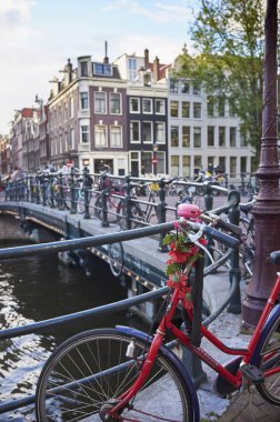 Hollanda, Amsterdam; 9 Ekim 2011, şehir merkezindeki bir su kanalı nın üzerindeki köprüye park edilmiş bisikletler - Editörden