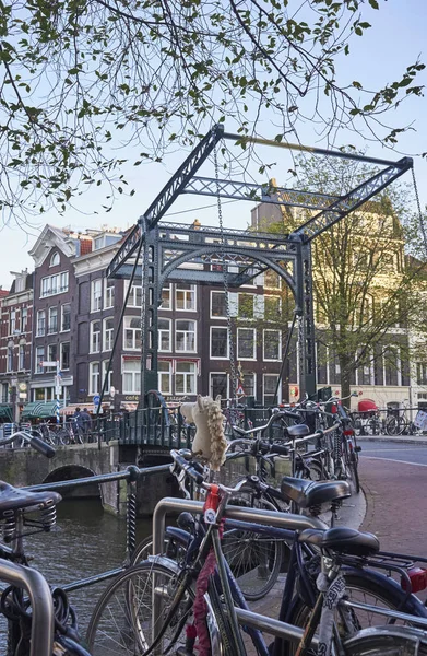 Holanda Ámsterdam Octubre 2011 Bicicletas Estacionadas Puente Sobre Canal Agua —  Fotos de Stock