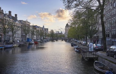 Hollanda, Amsterdam; 9 Ekim 2011, birçok su kanalları ve şehir merkezindeki eski taş evlerin cephelerinden birinin görünümü - Editörden