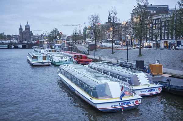 Holland Amsterdã Outubro 2011 Ferryboats Canal Perto Estação Central Pôr — Fotografia de Stock