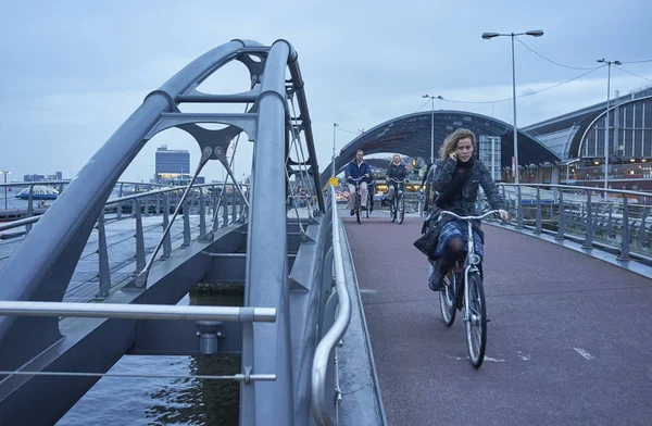 Holanda Amsterdam Octubre 2011 Ciclistas Puente Sobre Canal Agua Atardecer — Foto de Stock