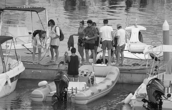Italia Sicilia Middelhavet Marina Ragusa Ragusaprovinsen August 2019 Mennesker Motorbåter – stockfoto