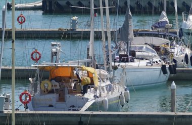 İtalya, Sicilya, Akdeniz, Marina di Ragusa (Ragusa Eyaleti); 20 Ağustos 2019, limanda lüks yatlar - Editörden