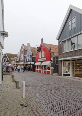 Hollanda, Vollendam (Amsterdam), 9 Ekim 2011, insanlar ve şehrin merkezi bir sokakta klasik hollanda eski evlerin cephe - Editörden