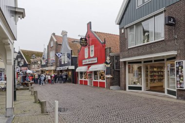 Hollanda, Vollendam (Amsterdam), 9 Ekim 2011, insanlar ve şehrin merkezi bir sokakta klasik hollanda eski evlerin cephe - Editörden