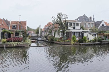 Hollanda, Vollendam (Amsterdam), bir su kanalı üzerinde klasik Hollanda eski özel evler 