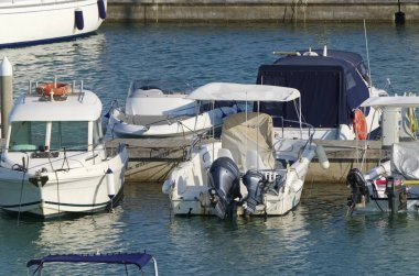 İtalya, Sicilya, Akdeniz, Marina di Ragusa (Ragusa Eyaleti); 21 Ağustos 2019, limanda motorlu tekneler ve lüks yatlar - Editörden