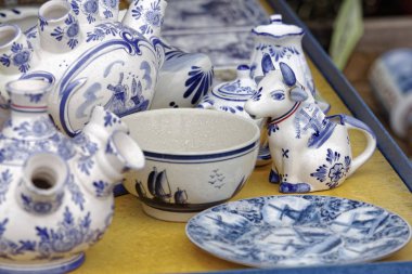 Hollanda, Volendam (Amsterdam), yerel bir mağazada satılık tipik Hollanda seramik