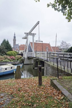 Hollanda, Edam köyü (Amsterdam); bir su kanalı üzerinde eski mobil ahşap köprü 
