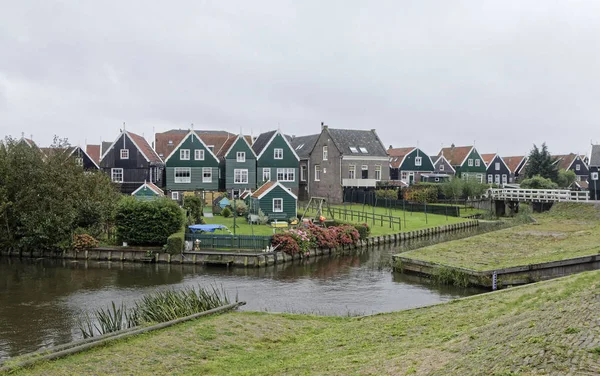 沃伦丹 阿姆斯特丹 经典的荷兰老私人房屋在水运河 — 图库照片