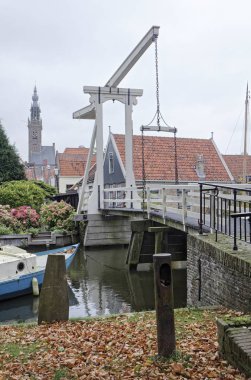 Hollanda, Edam köyü (Amsterdam); bir su kanalı üzerinde eski mobil ahşap köprü 