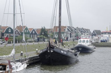Hollanda, Volendam (Amsterdam); 9 Ekim 2011, liman ve şehirde insanlar ve tekneler - Editörden