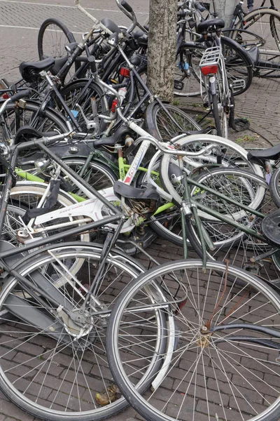 オランダ アムステルダム 2011年10月9日 中央通りに駐車した自転車 編集部 — ストック写真
