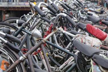 Hollanda, Amsterdam; 10 Ekim 2011, Bisiklet Merkez İstasyonu yakınlarındaki sokakta park - Editörden