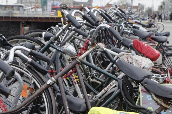 Holanda Ámsterdam Octubre 2011 Bicicletas Estacionadas Calle Cerca Estación Central —  Fotos de Stock