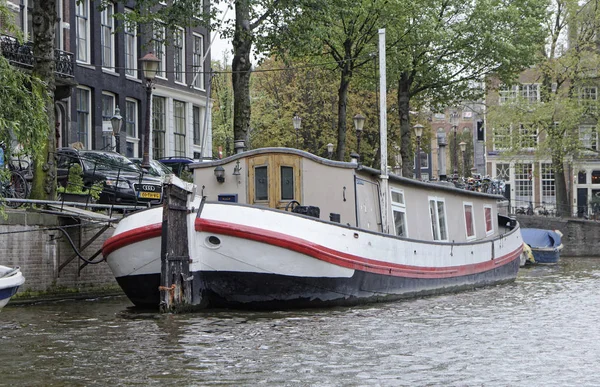 Hollandia Amszterdam Október 2011 Egy Lakóhajó Egyik Víz Csatornák Belvárosában — Stock Fotó