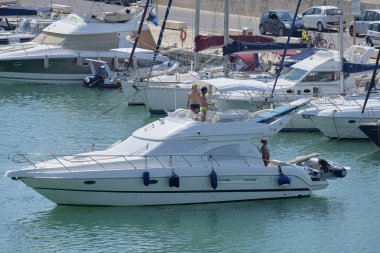 İtalya, Sicilya, Akdeniz, Marina di Ragusa; 23 Ağustos 2018, limanda lüks bir yatta insanlar - Editörden