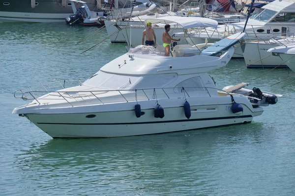 Italien Sicilien Medelhavet Marina Ragusa Augusti 2018 Människor Lyxyacht Hamnen — Stockfoto