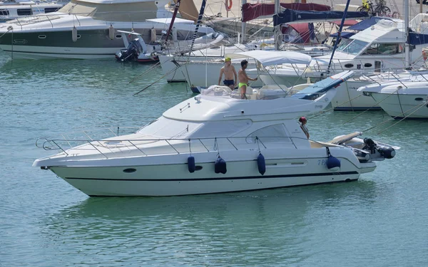 Itália Sicília Mar Mediterrâneo Marina Ragusa Agosto 2018 Pessoas Iate — Fotografia de Stock