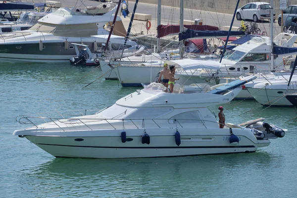 Italien Sicilien Medelhavet Marina Ragusa Augusti 2019 Människor Lyxyacht Hamnen — Stockfoto