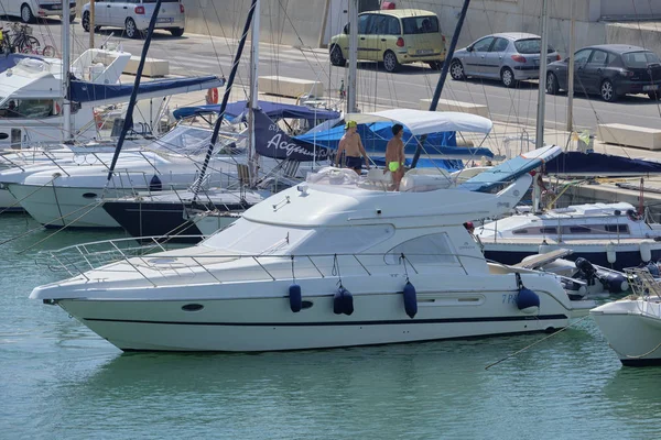 Italien Sicilien Medelhavet Marina Ragusa Augusti 2019 Människor Lyxyacht Hamnen — Stockfoto