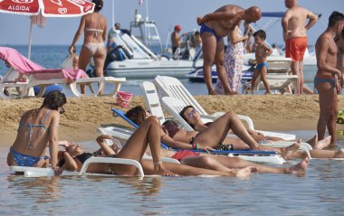İtalya, Sicilya, Akdeniz, Marina di Ragusa (Ragusa Eyaleti); 25 Ağustos 2019, denizde insanlar - Editörden