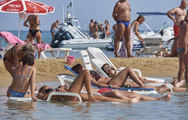 İtalya, Sicilya, Akdeniz, Marina di Ragusa (Ragusa Eyaleti); 25 Ağustos 2019, denizde insanlar - Editörden